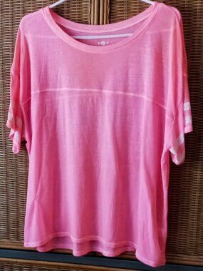 SO brand "Perfect Tee" in Bubblegum Pink Women's V-neck short-sleeve T-shirt